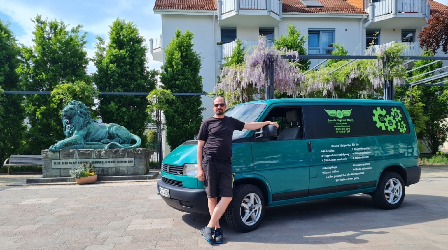 Der Chef am grünen Firmenfahrzeug