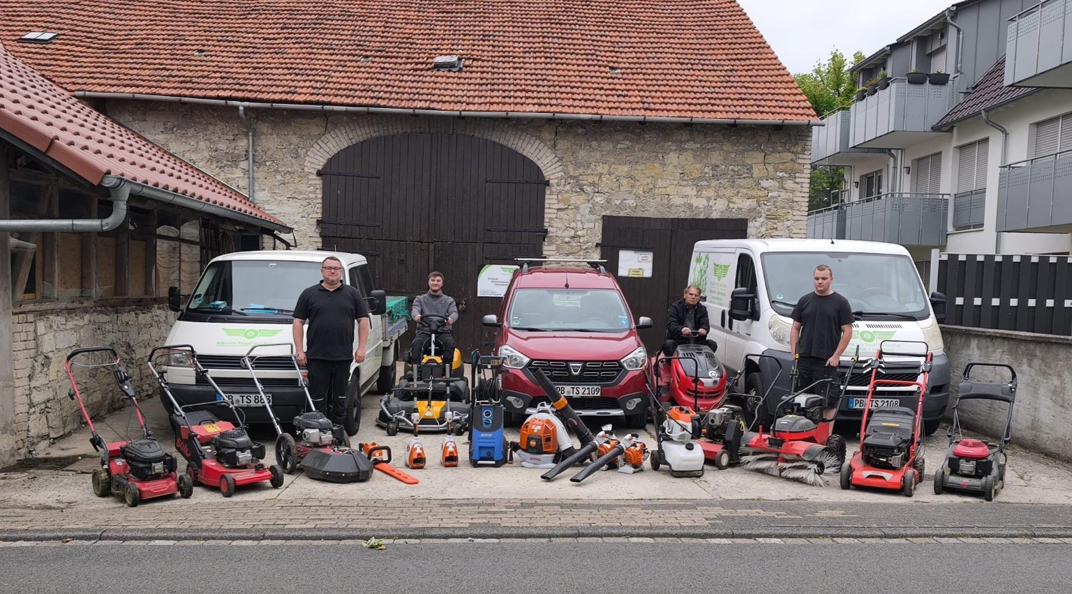 Das Team von Schnelle Flügel auf Rädern mit Fahrzeugen und Arbeitsgeräten
