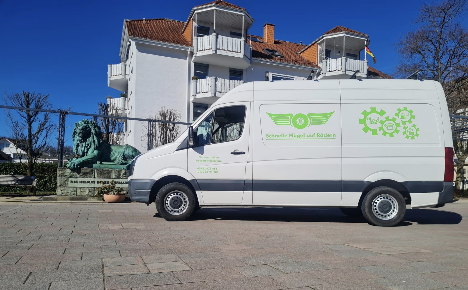 Weißer Transporter von Schnelle Flügel auf Rädern